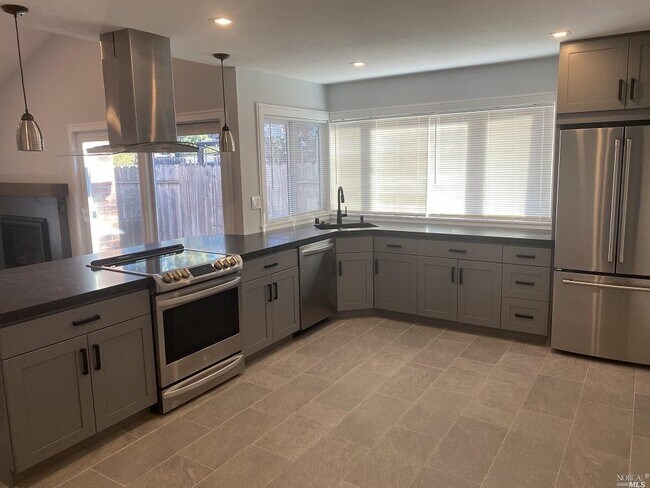 Building Photo - 1570 Parkwood St