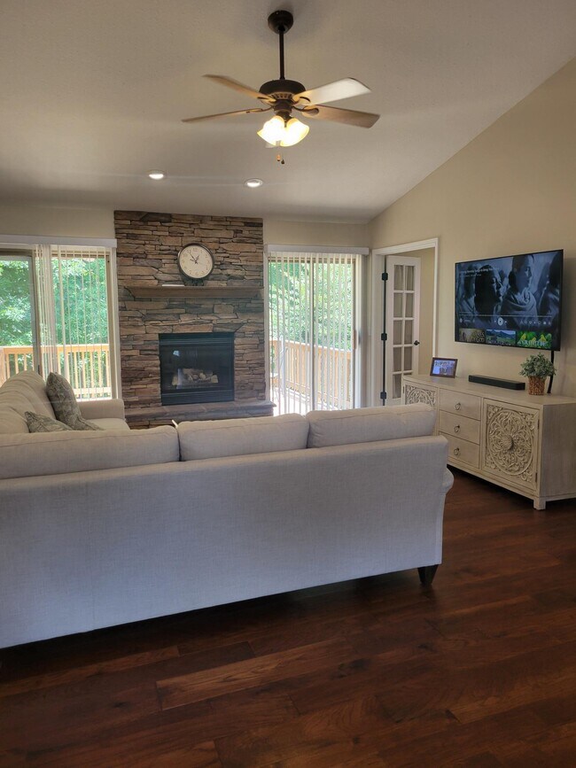 Building Photo - 456 Snead Dr