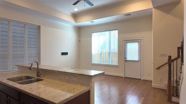 Building Photo - 902 W 20th St