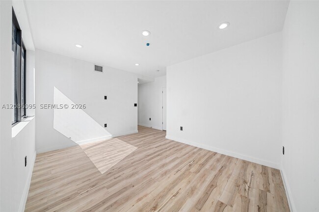 Building Photo - 11 NE 51st St
