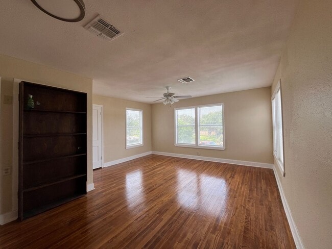 Building Photo - Ready for move in