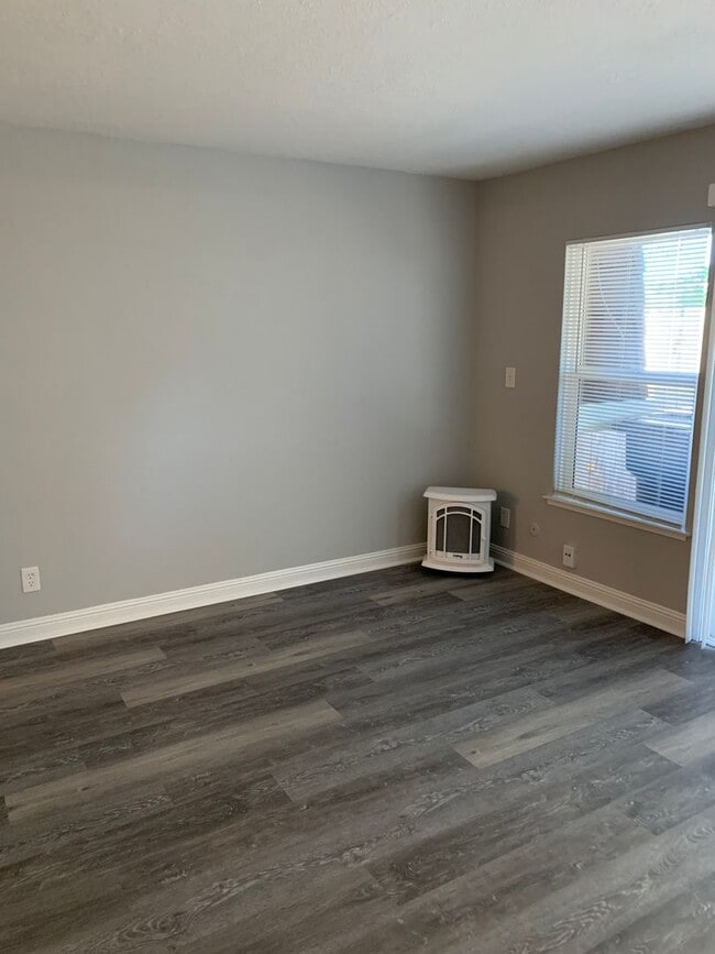 Building Photo - 2 bedroom 1.5 bath condo !