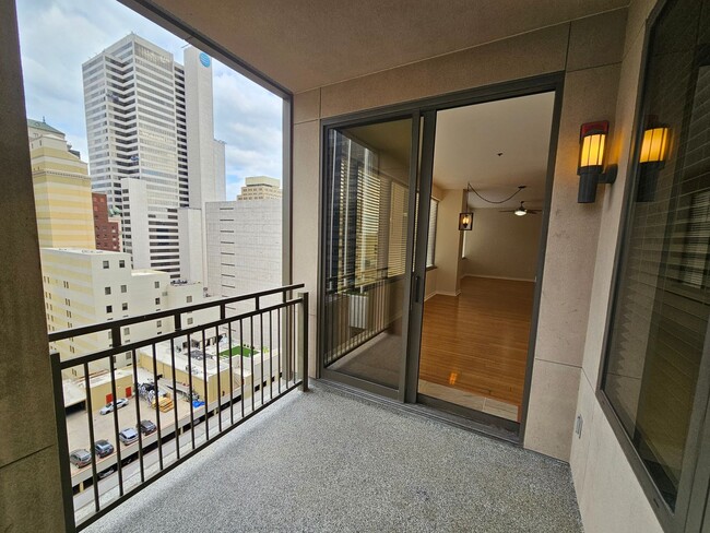 Building Photo - Downtown condo with roof top pool & concie...