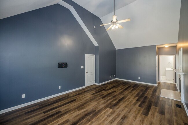 Building Photo - 4893 Somerset Dr