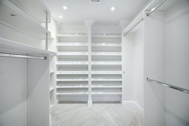 Building Photo - 2901 S Palm Aire Dr