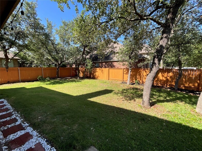 large bakyard - 2807 Prosperity