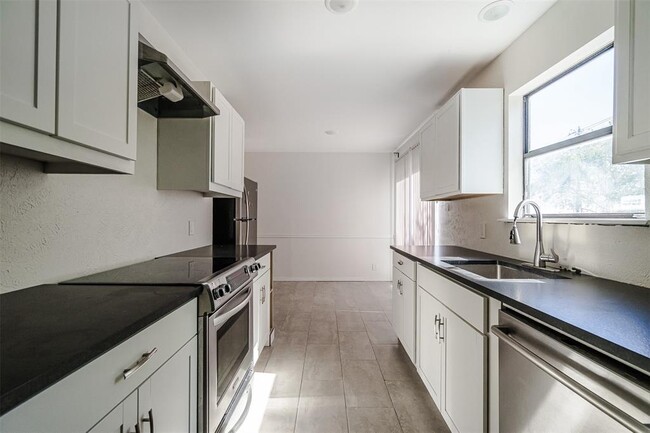 Building Photo - 2106 Lamplight Village Cir