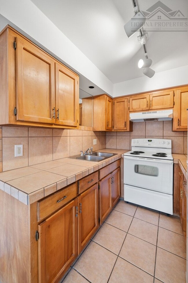 Building Photo - Santa Fe Charm on Camino Capitan