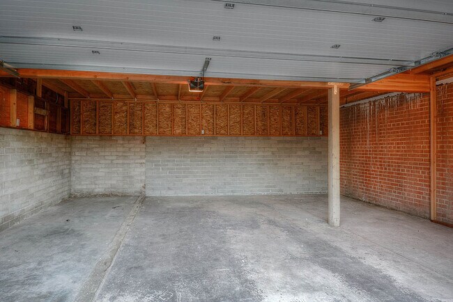 Building Photo - PRE-LEASE FOR AUGUST 2026 - Gorgeous home ...