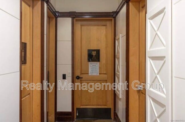 Building Photo - 9253 Regents Rd