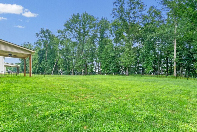Building Photo - Pet Friendly Four Bedroom!