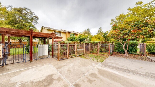 Building Photo - 562 Santa Alicia Dr