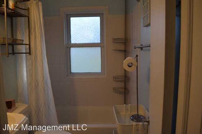 Building Photo - 2 br, 1.5 bath House - 1428 Pontiac Trail