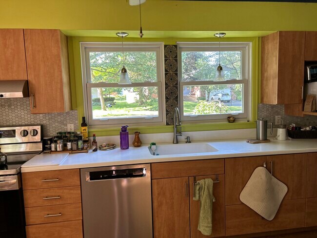 Building Photo - 425 Tryon Dr