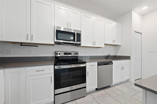 Building Photo - 7405 Stone Crk Trl