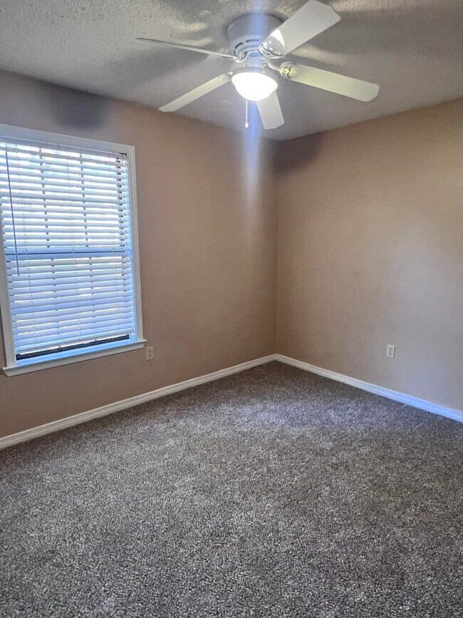 Building Photo - 345 John King Rd