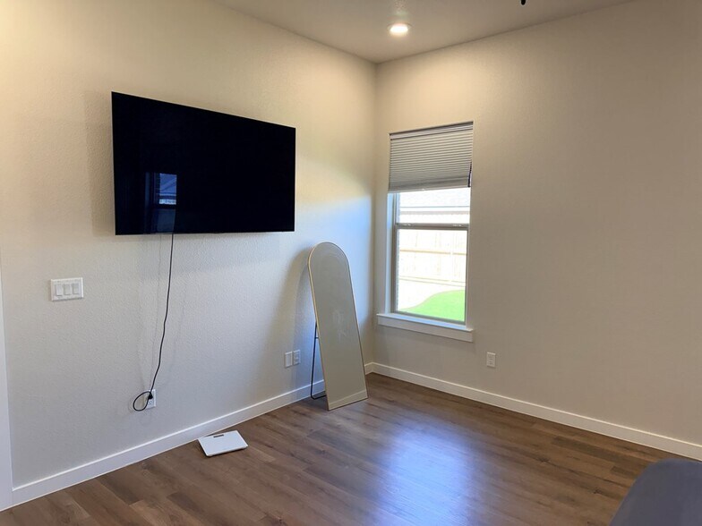 Building Photo - 421 Graze St