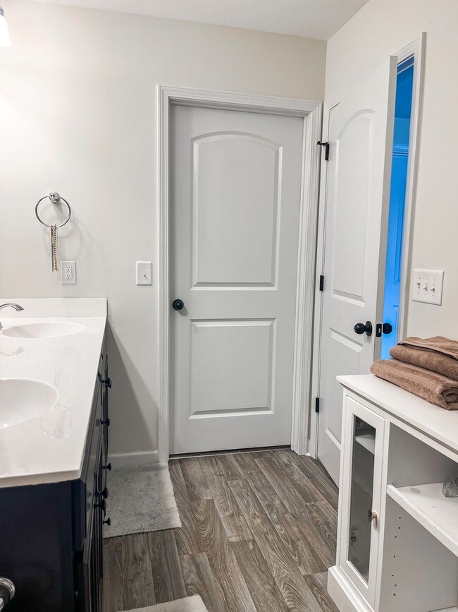 Building Photo - Gorgeous 3 Bed + Bonus in Hubert!!!!