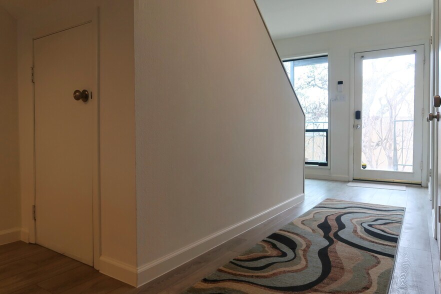 Building Photo - 1106 W 6th St