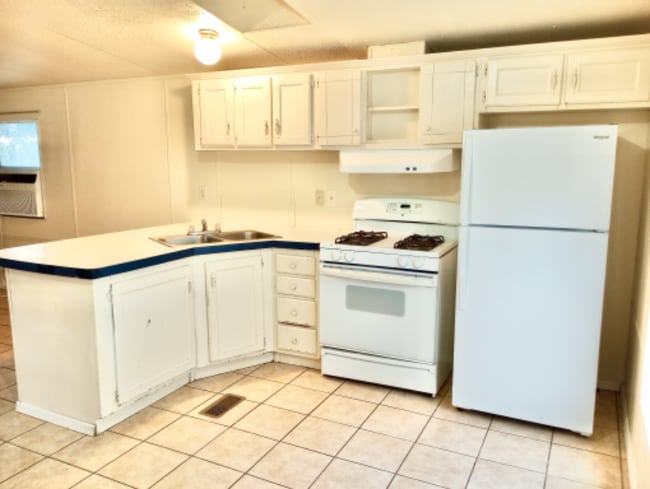 Building Photo - 6345 N Dona Ana Rd