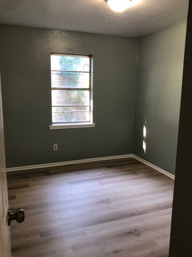 Building Photo - Very nice 3 bedroom/1 bath house with Central Air & Heat