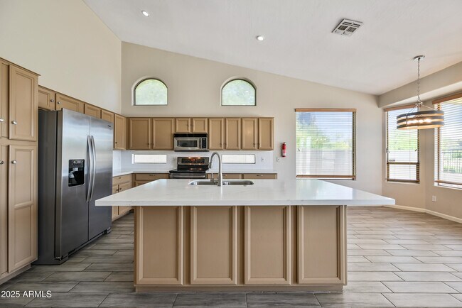 Building Photo - 6937 E Paradise Ln