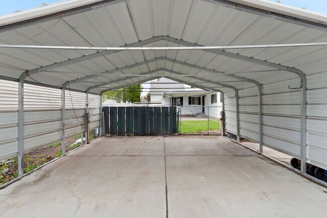 Building Photo - Remodeled 4 Bed 1 Bath Shadle home Move-in Ready