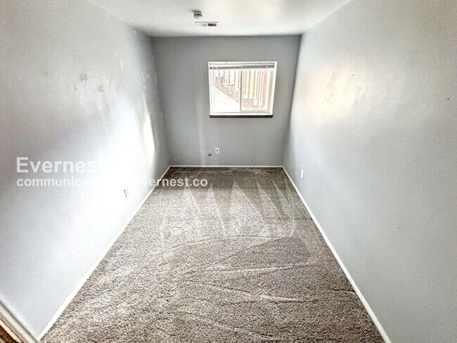 Building Photo - 4 Bed/2 Bath Home with Fenced Yard & Garage / Available Now!