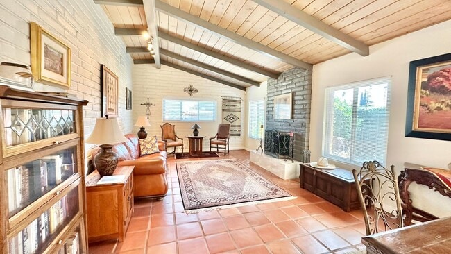 Building Photo - Beautifully Appointed & Fully Furnished, S...