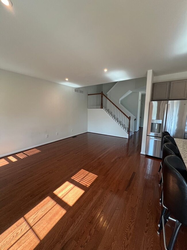 Building Photo - THREE BEDROOM TOWNHOME- PARKLAND SCHOOLS