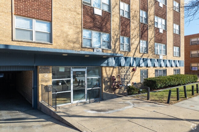 Building Photo - 7733 S South Shore Dr