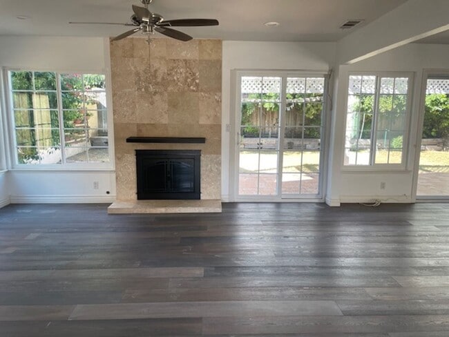 Building Photo - Light Bright 4 bedroom in Irvine