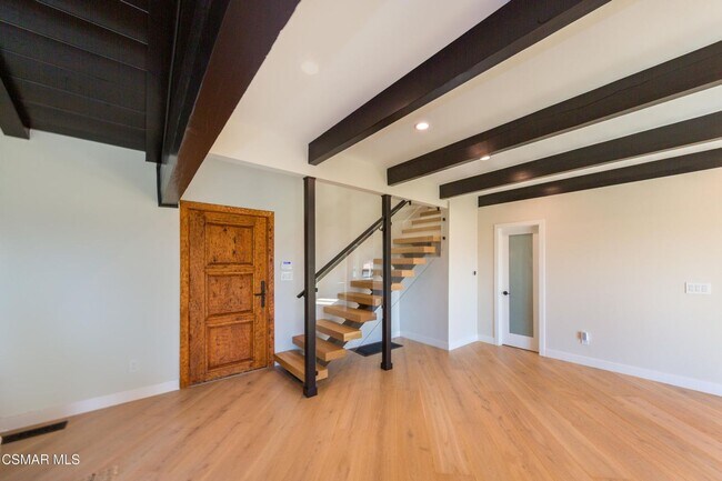 Building Photo - Must see this luxurious short-term, furnished, 3 bedroom + 3 bathroom rental home