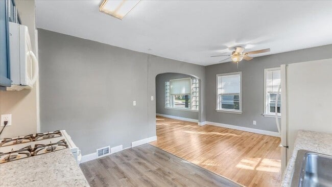 Building Photo - 828 15th St SW