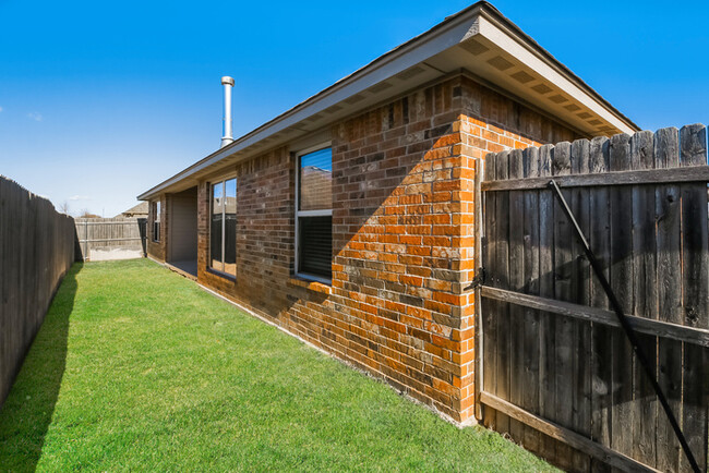 Building Photo - Beautiful 4 bed 2 bath 3 car garage home!!