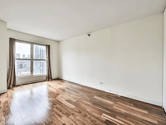 Building Photo - 1212 N La Salle Dr