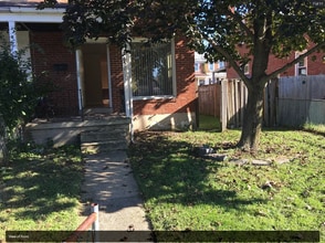 Building Photo - 3 Bedroom, 1 Bath Townhome