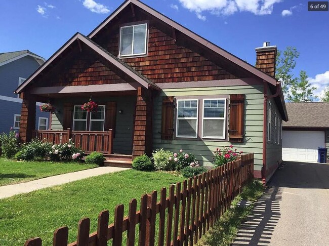 Building Photo - Beautiful Fully Furnished 4 Bed 3 Bath Home