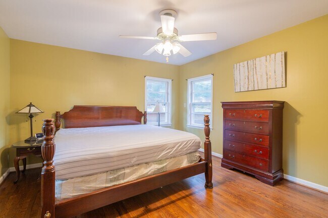 Building Photo - Furnished Midtown 4 Bedroom/2 Bath Home, C...
