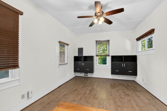 Building Photo - 1Bd/1Ba Seattle Home
