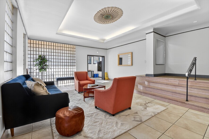 3925 Davis foyer - 3925 Davis Pl NW