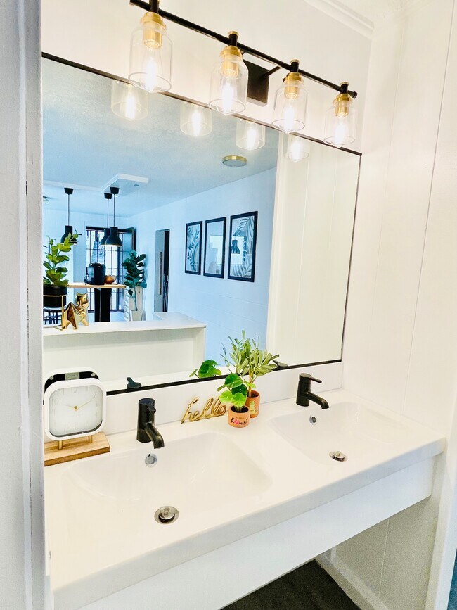 dual vanity - 2864 Waialae Ave