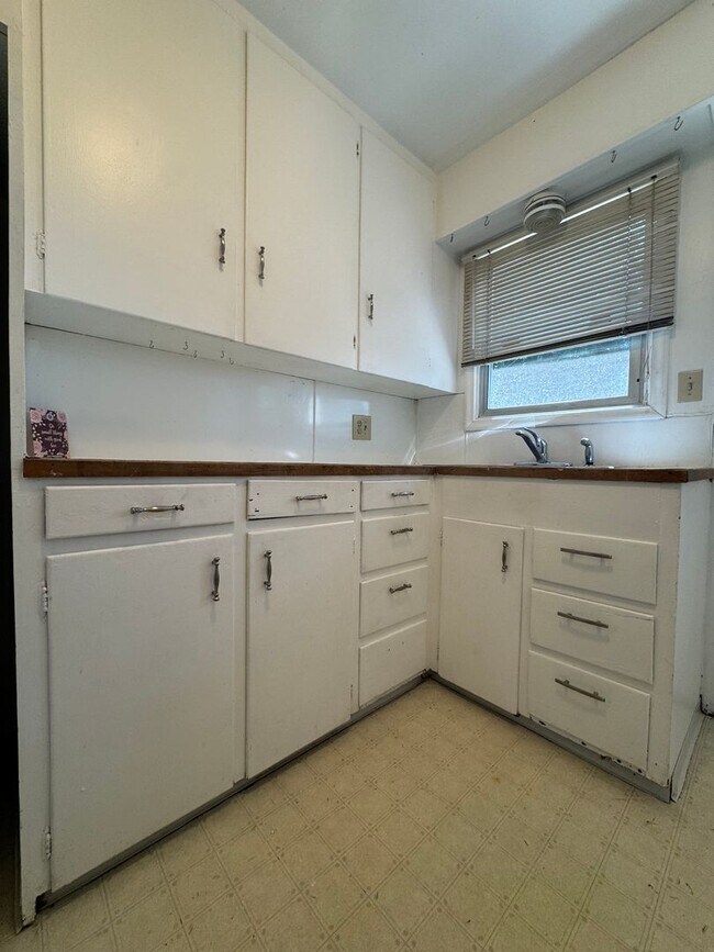 Building Photo - Pet-Friendly 1-Bedroom House