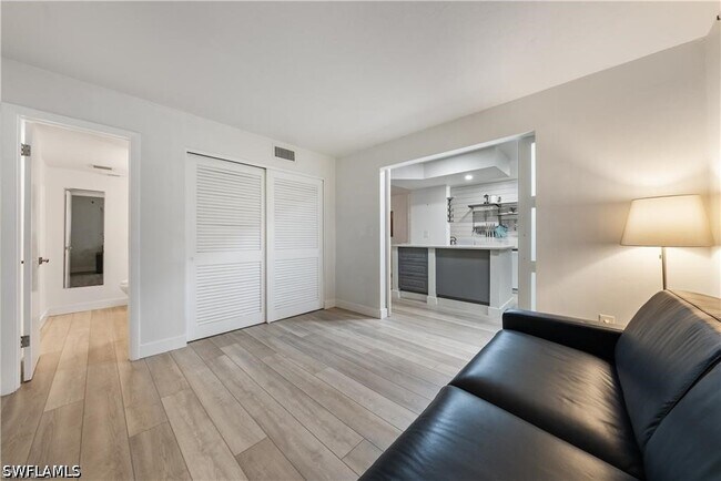 Building Photo - 72 7th St S