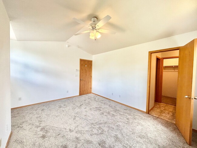 Building Photo - Great 4 bedroom home close to MSU & the ho...