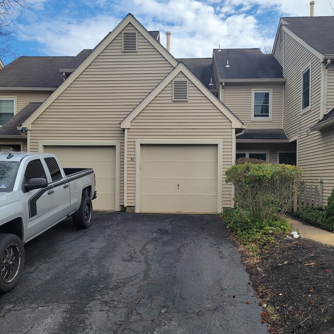 Building Photo - 84 Woodlake Dr