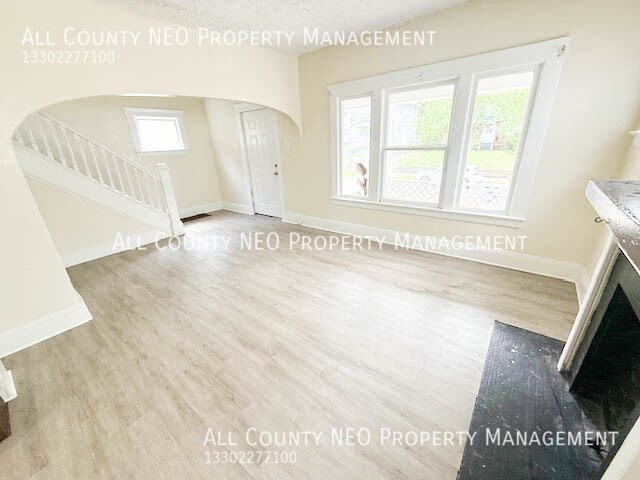 Building Photo - 1161 LaCroix Ave.-