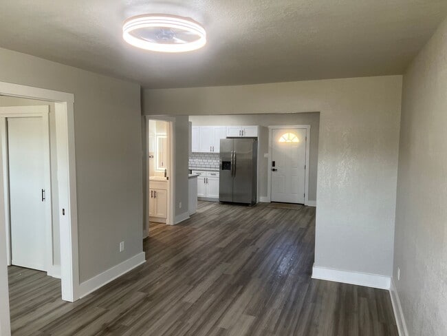 Building Photo - 4 Bed 2 Bath Apartment