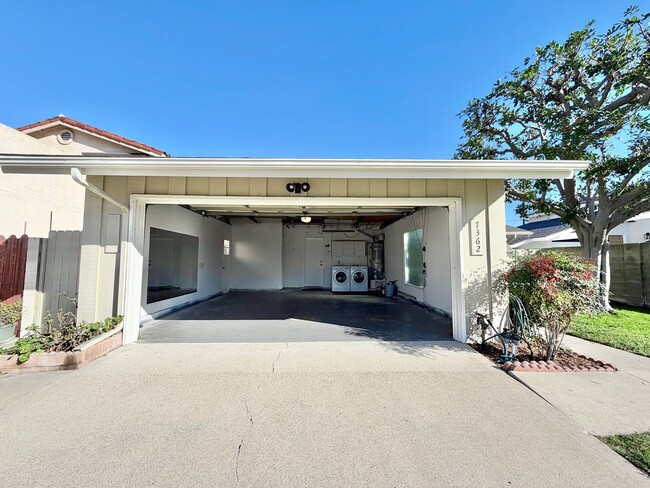 Building Photo - Cozy, charming newly updated 3 bed 2 bath home located in a cul-de-sac