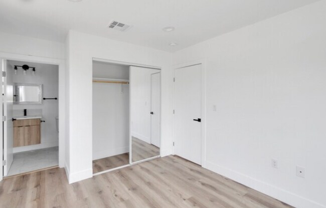 Building Photo - Newer Townhouse Available!